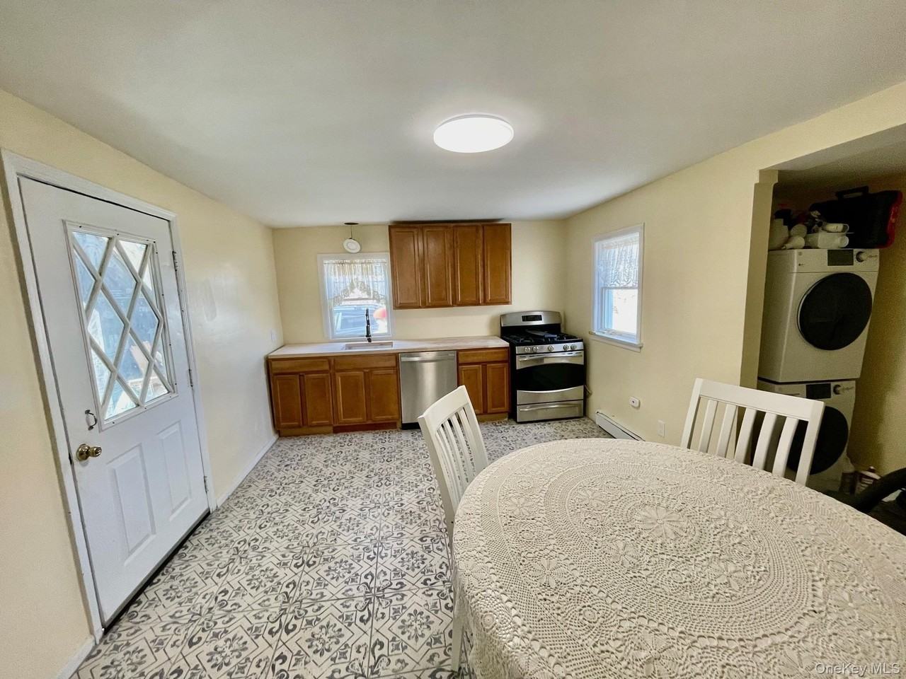 427 4th St - Photo 5 of 9