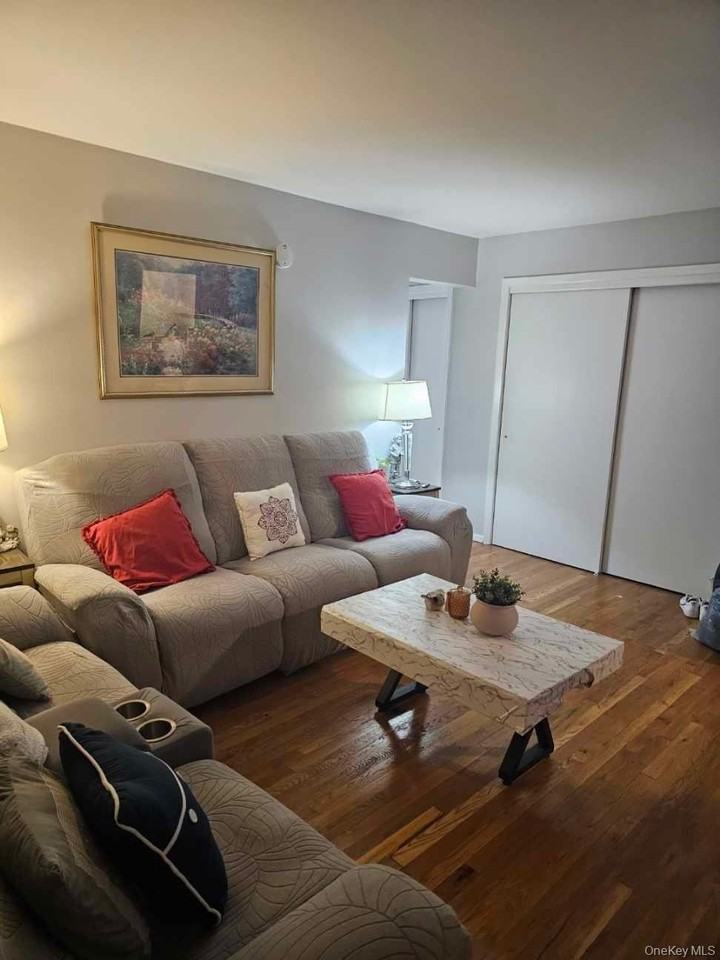 4 Darian Ct Apt 1c - Photo 3 of 7