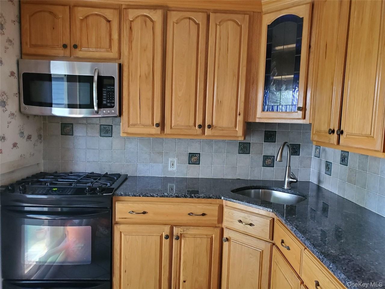 30 Jervis Ave - Photo 3 of 13