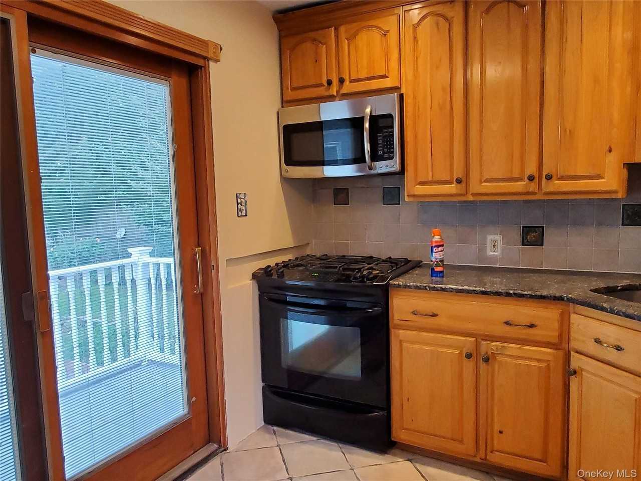 30 Jervis Ave - Photo 4 of 13