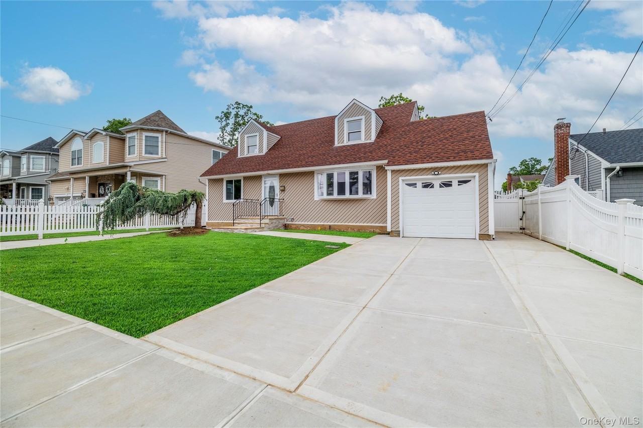 3883 Franklin Ave - Photo 3 of 32