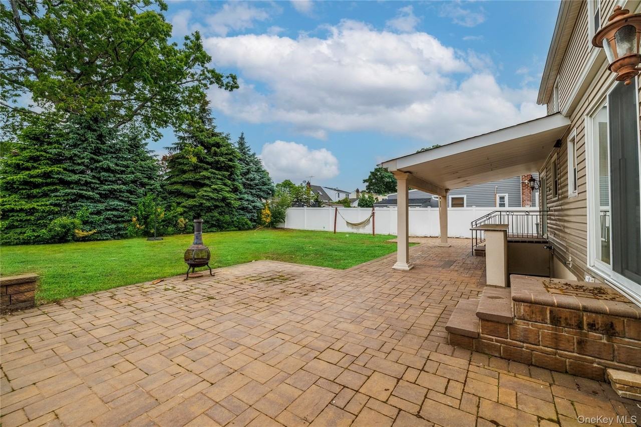 3883 Franklin Ave - Photo 4 of 32