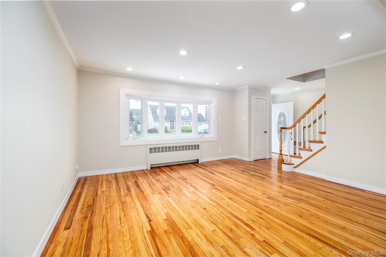 3883 Franklin Ave - Photo 6 of 32