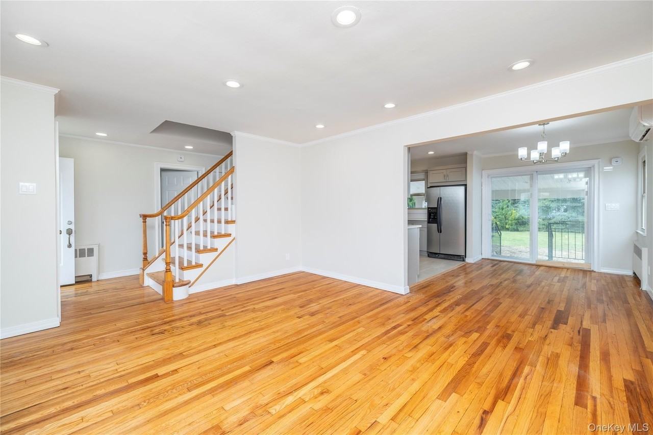 3883 Franklin Ave - Photo 7 of 32