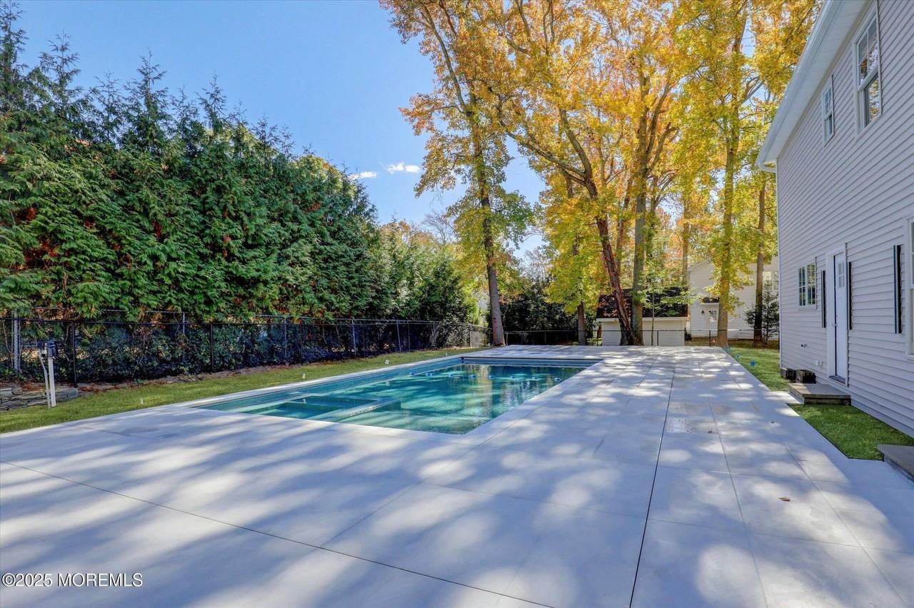 243 Woodcrest Rd - Photo 5 of 39