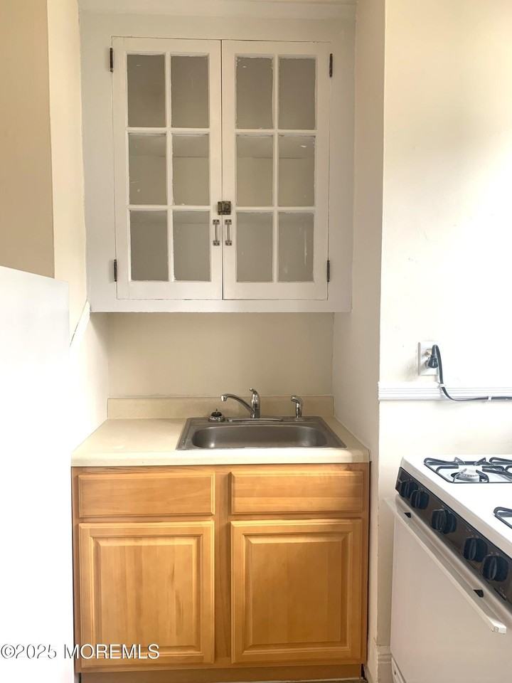 207 Woodbridge Ave Apt A - Photo 7 of 12