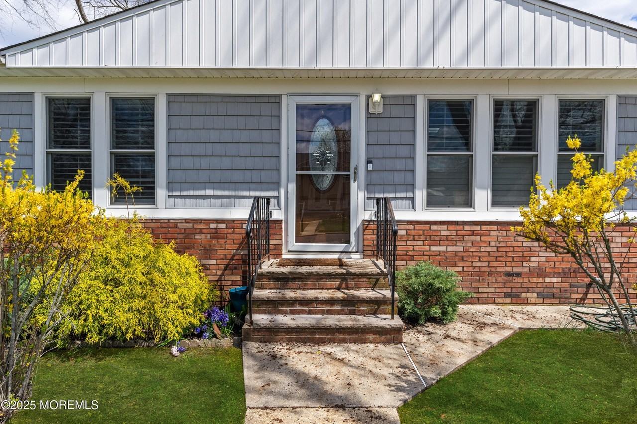 1641 Holbrook St - Photo 2 of 33