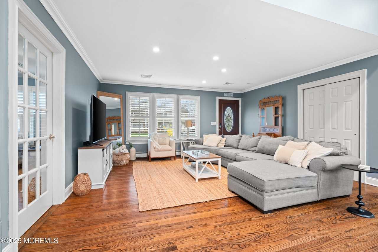 1641 Holbrook St - Photo 3 of 33