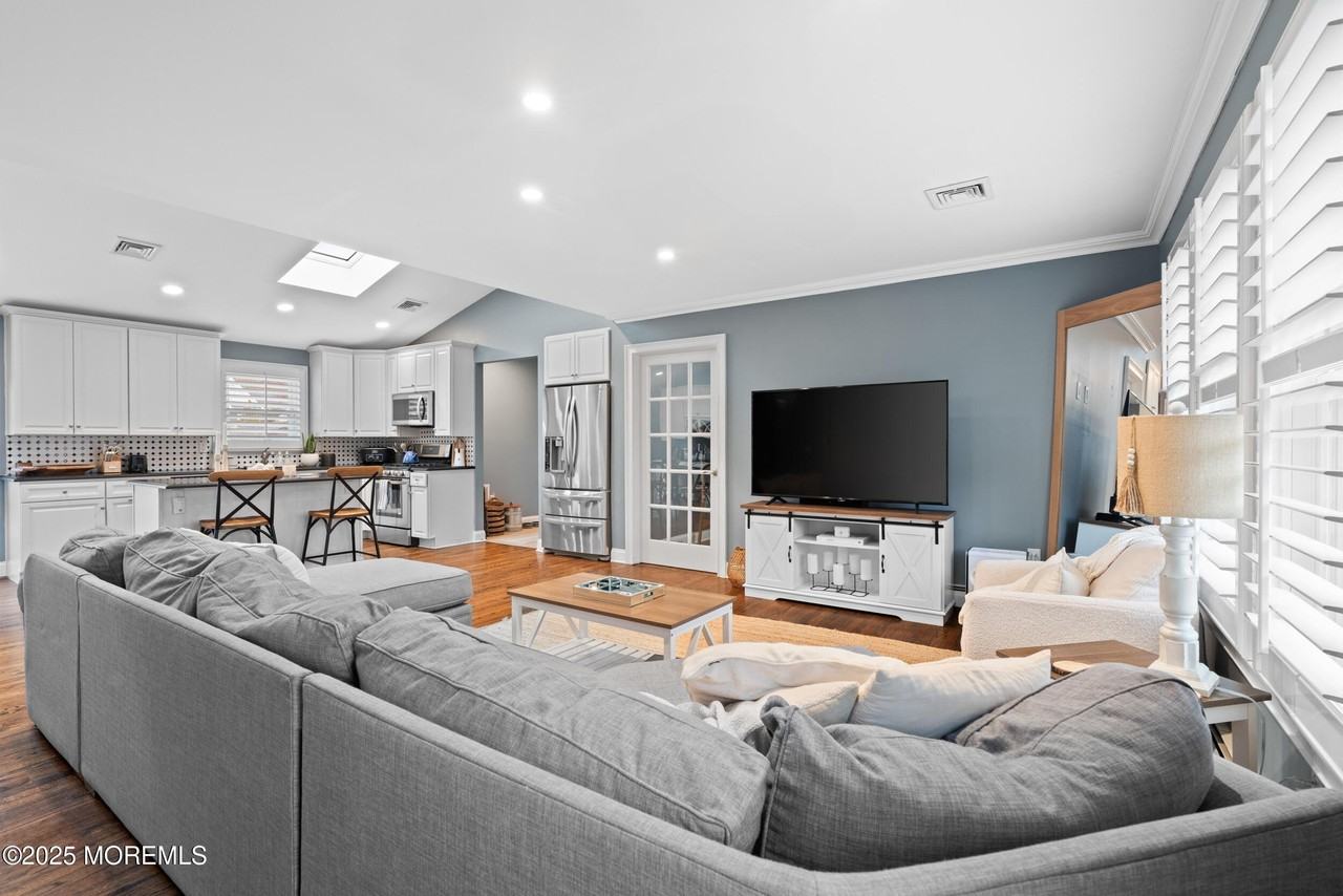 1641 Holbrook St - Photo 4 of 33