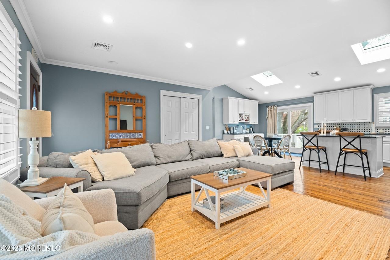 1641 Holbrook St - Photo 5 of 33