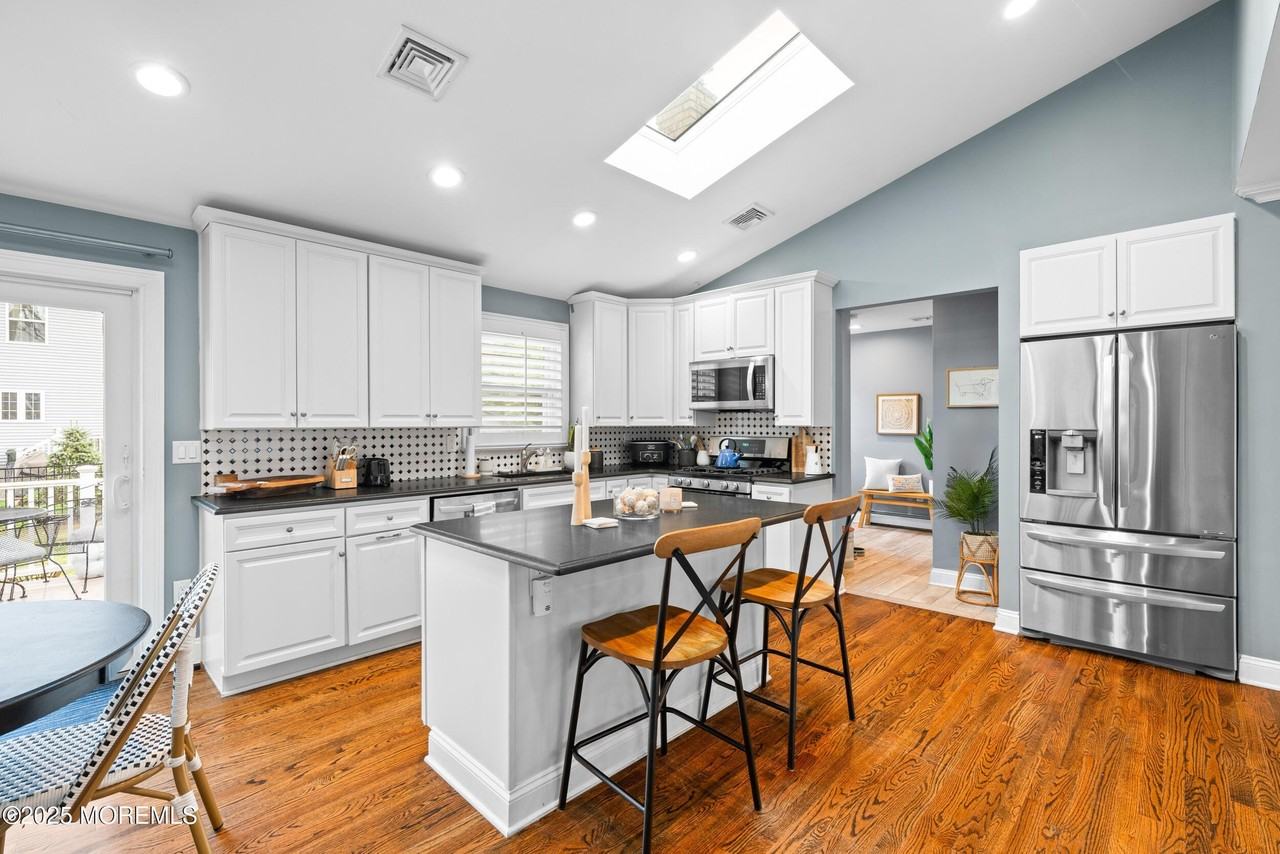 1641 Holbrook St - Photo 6 of 33