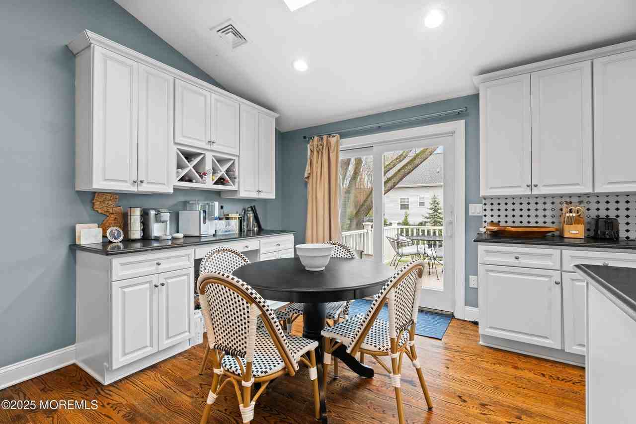 1641 Holbrook St - Photo 7 of 33