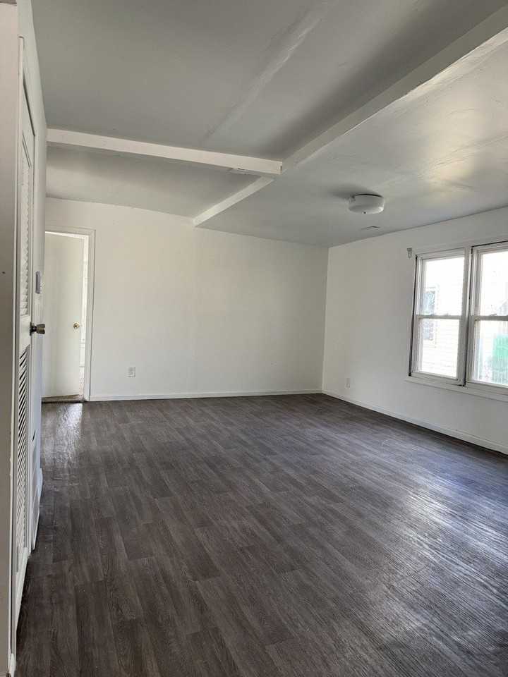 1202 Avenue K - Photo 2 of 7