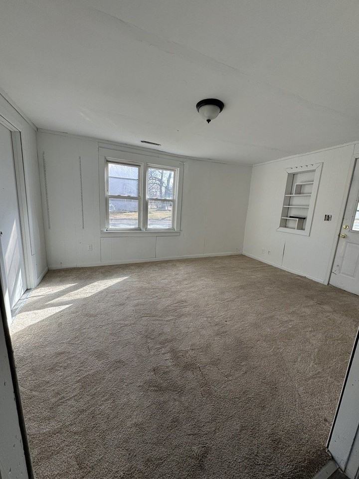 1202 Avenue K - Photo 4 of 7