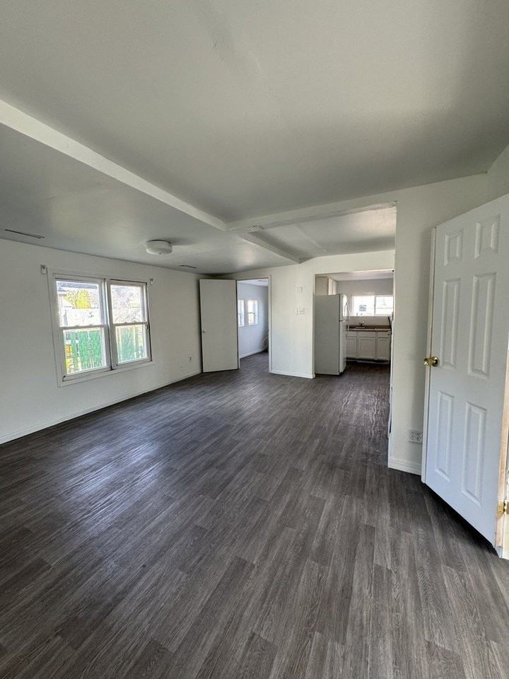 1202 Avenue K - Photo 6 of 7