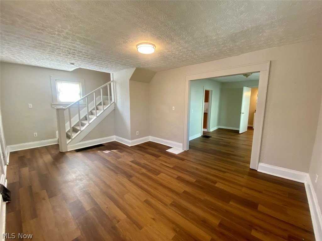 748 Merton Ave - Photo 3 of 23