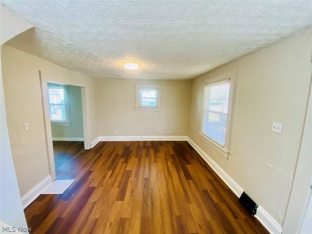 748 Merton Ave - Photo 4 of 23