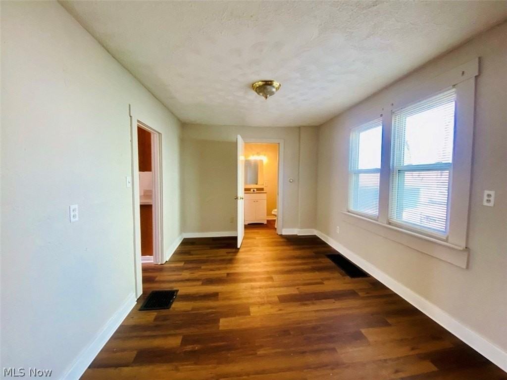 748 Merton Ave - Photo 5 of 23