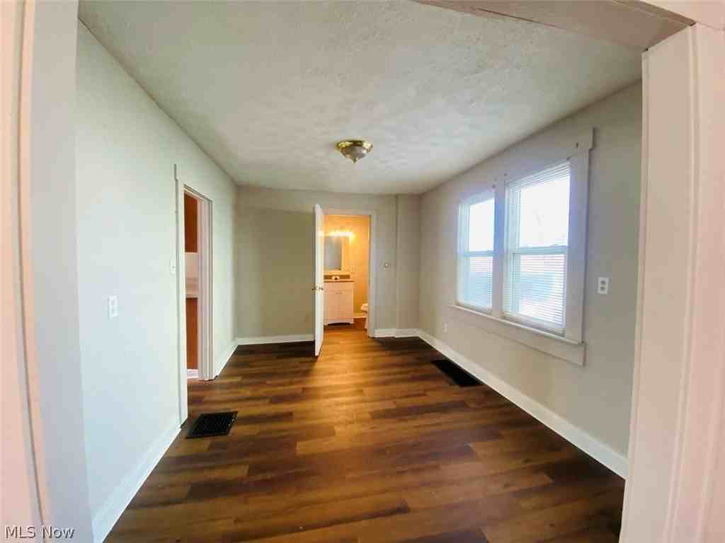 748 Merton Ave - Photo 6 of 23