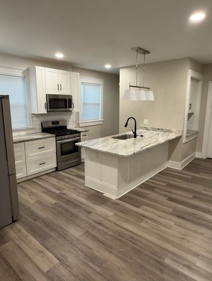 214 Shelby St - Photo 3 of 18