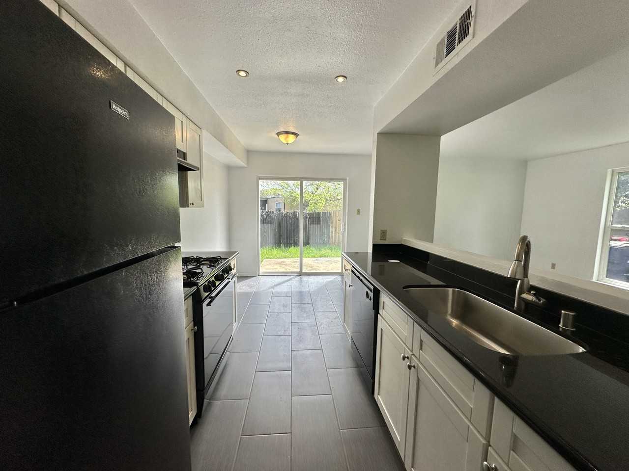 6003 Cougar Dr #B - Photo 5 of 13