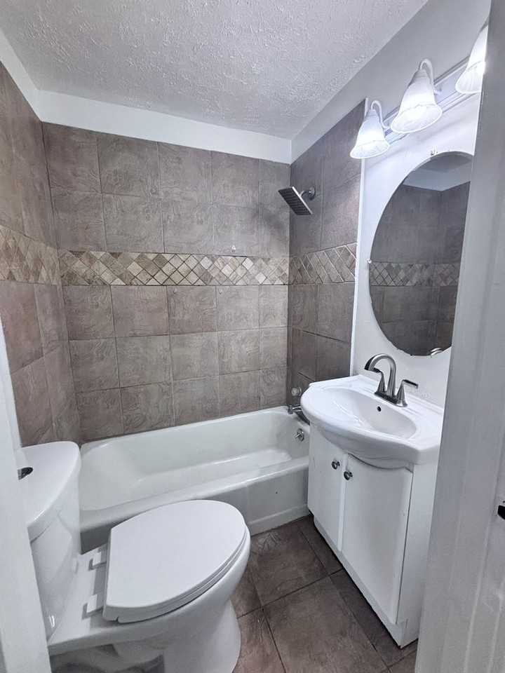 4406 S 38th St - Photo 4 of 17