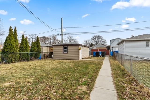 5205 S Luna Ave - Photo 4 of 10