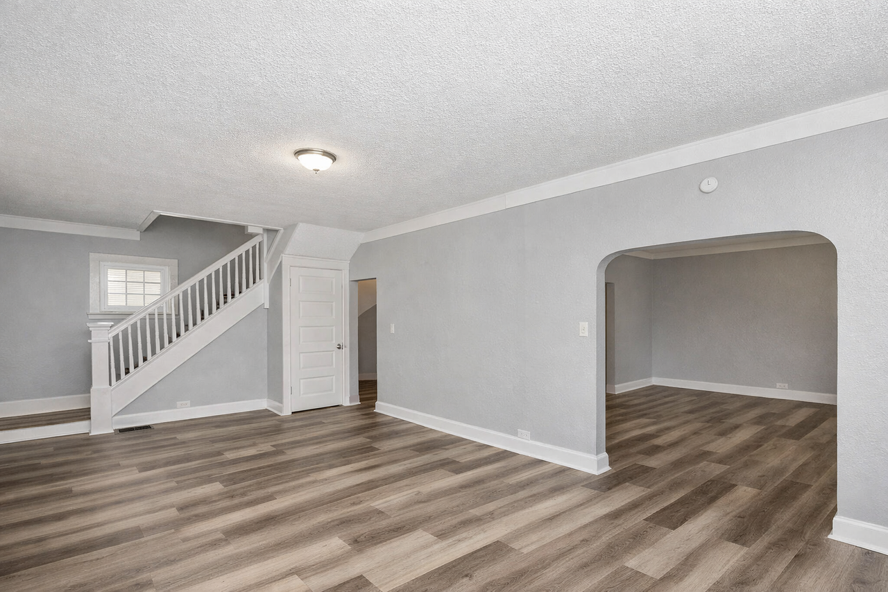 1051 N Mount St - Photo 3 of 13