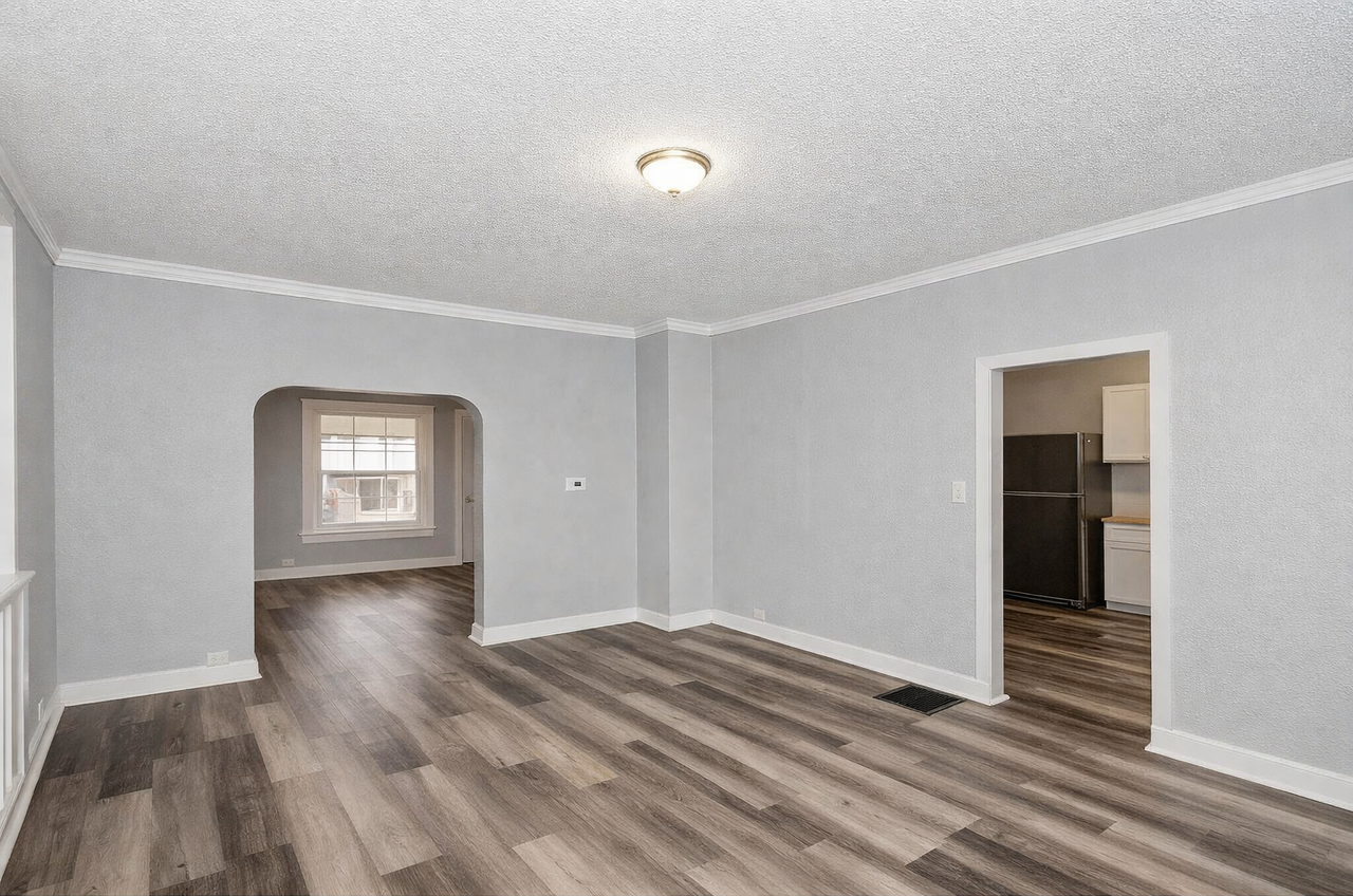 1051 N Mount St - Photo 5 of 13