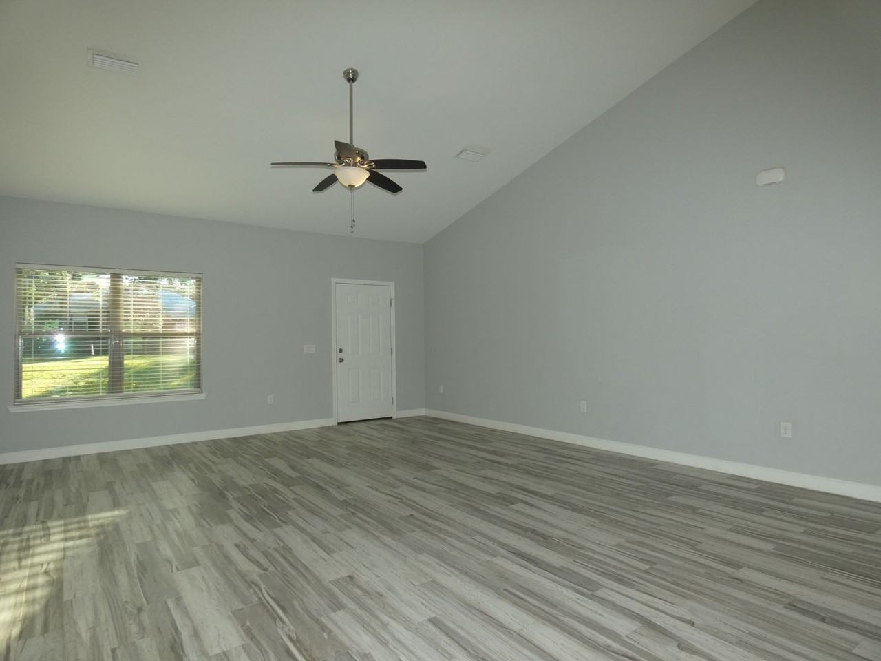 4985 Creekside Ln - Photo 4 of 26