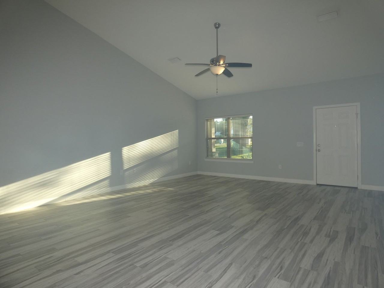 4985 Creekside Ln - Photo 5 of 26