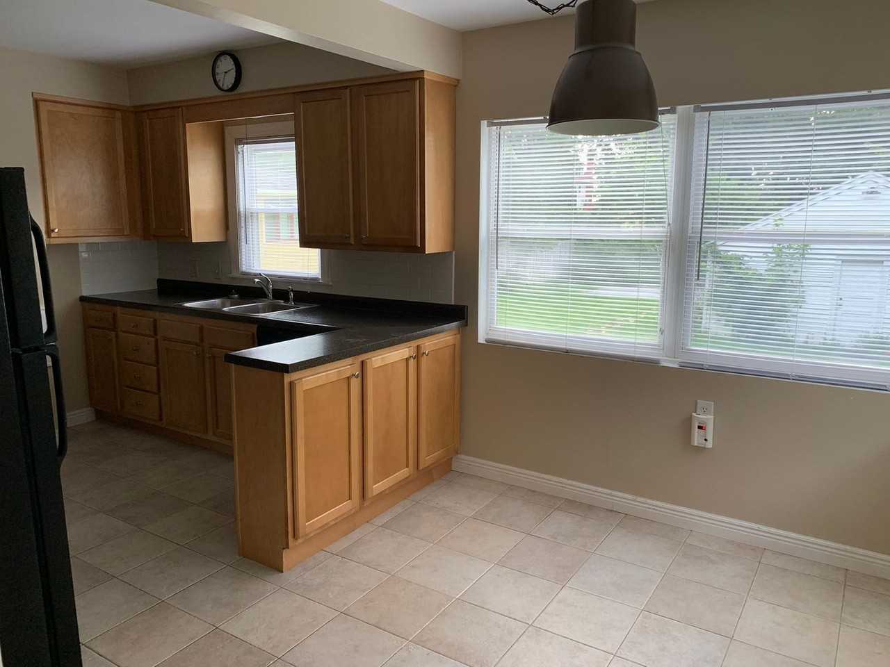 842 7th Ave Sw - Photo 6 of 14