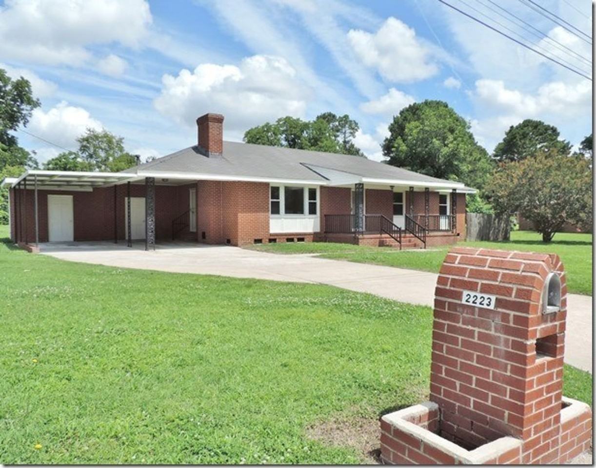 2223 Imperial Ave E - Photo 2 of 25