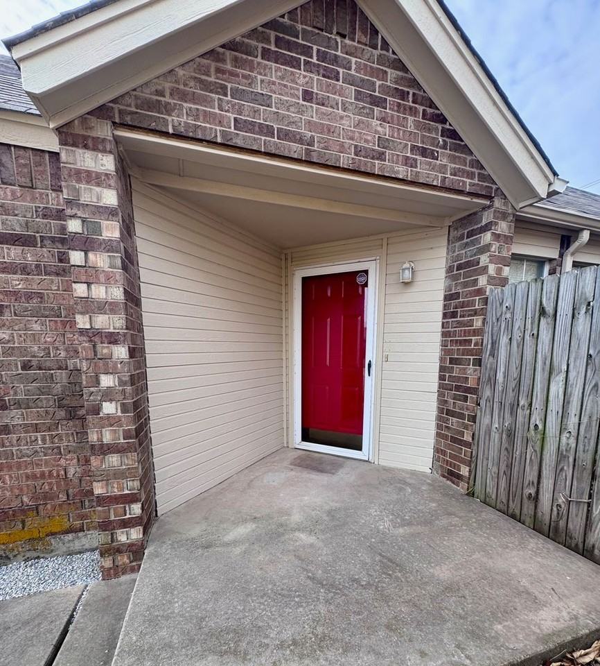 2407 Lakecrest Dr - Photo 2 of 16