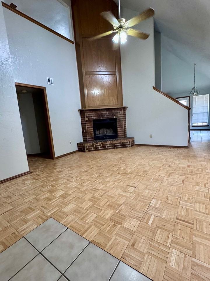 2407 Lakecrest Dr - Photo 3 of 16