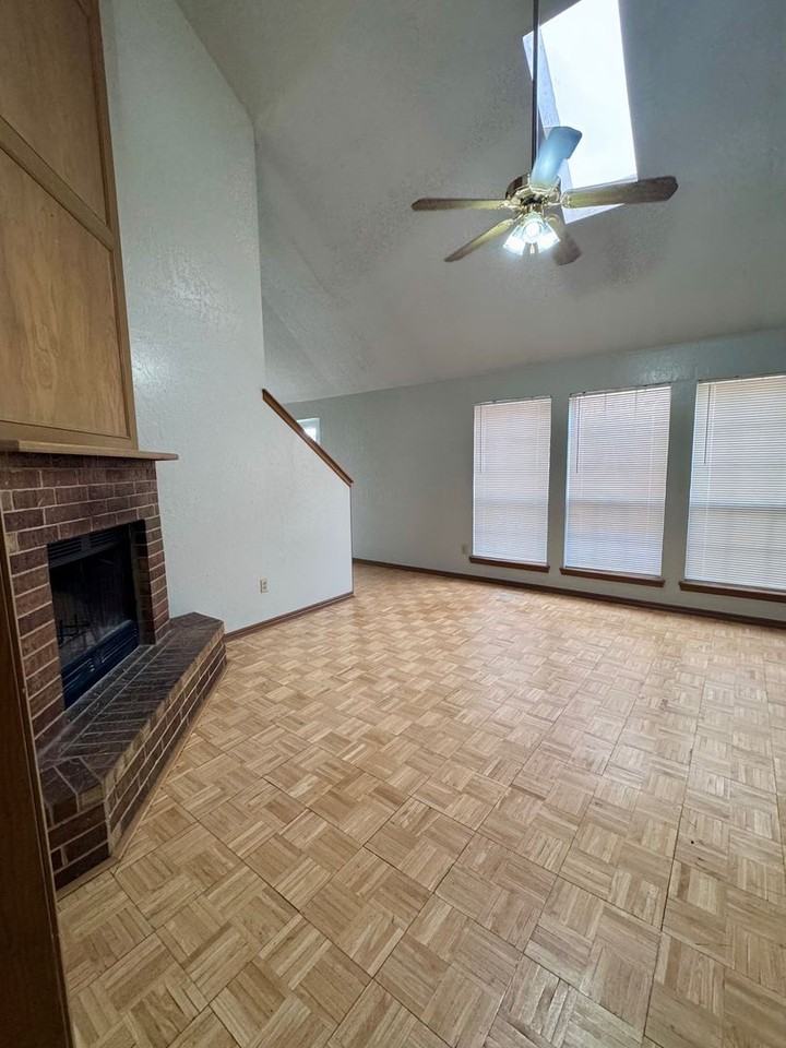 2407 Lakecrest Dr - Photo 4 of 16