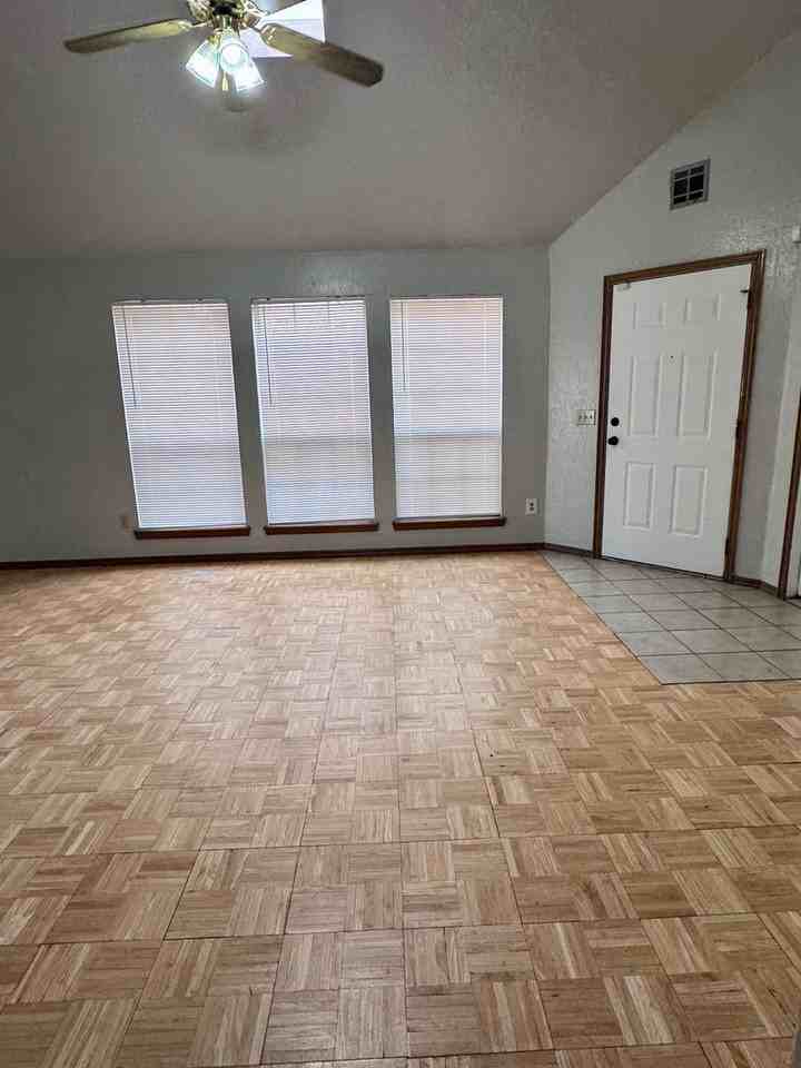 2407 Lakecrest Dr - Photo 5 of 16