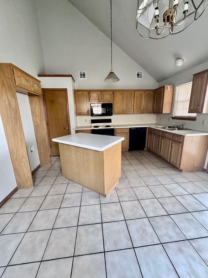 2407 Lakecrest Dr - Photo 6 of 16