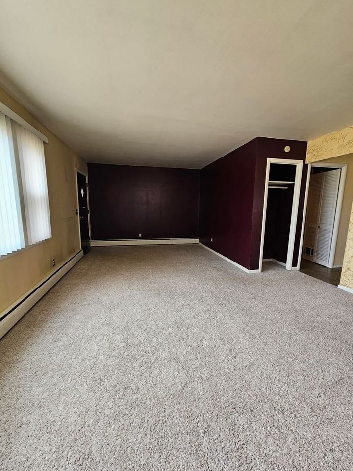 137 Stearns Ct - Photo 3 of 19