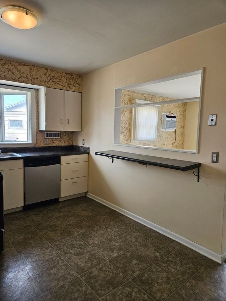 137 Stearns Ct - Photo 5 of 19