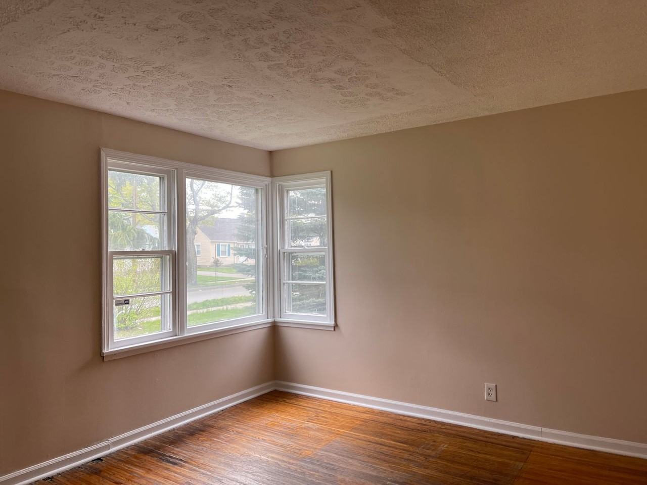 61 Ashwood Dr - Photo 4 of 50