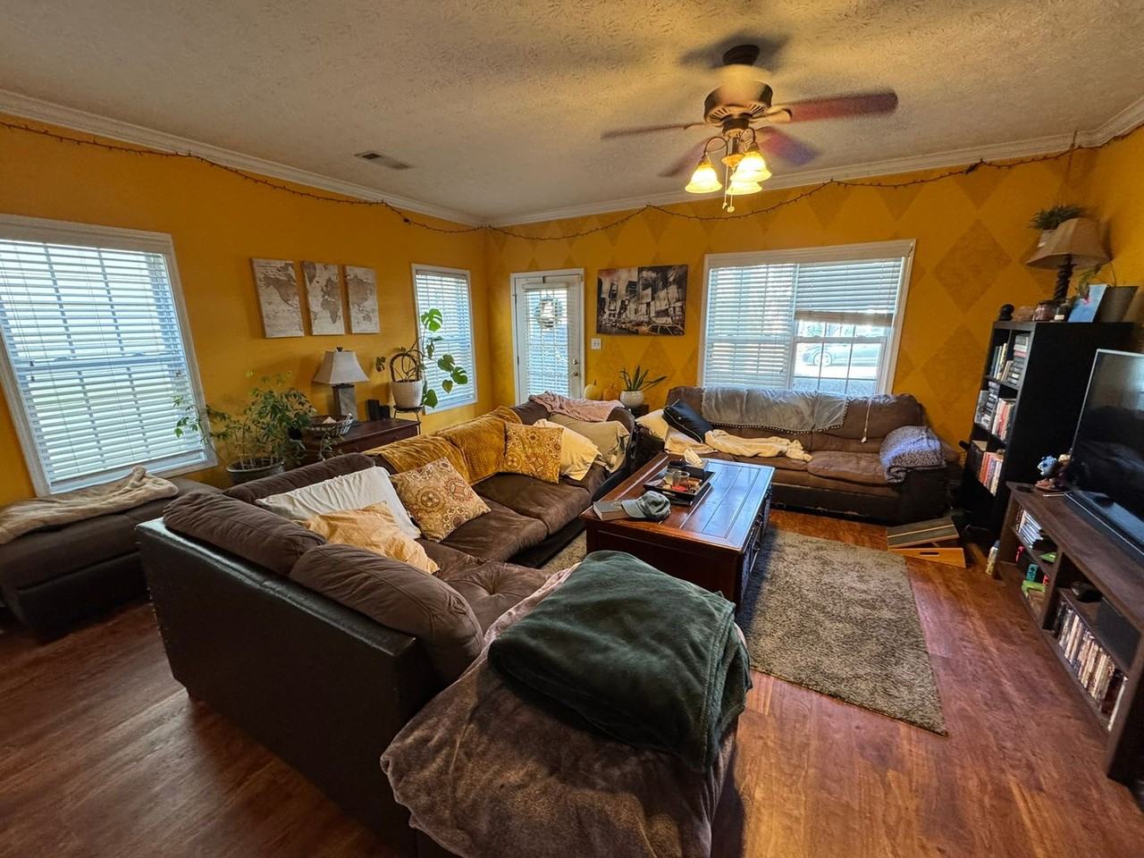 237 Wiltshire Dr - Photo 2 of 23