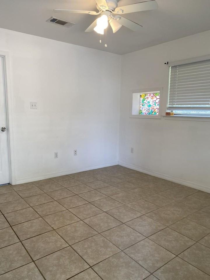 247 W Elm St - Photo 2 of 12