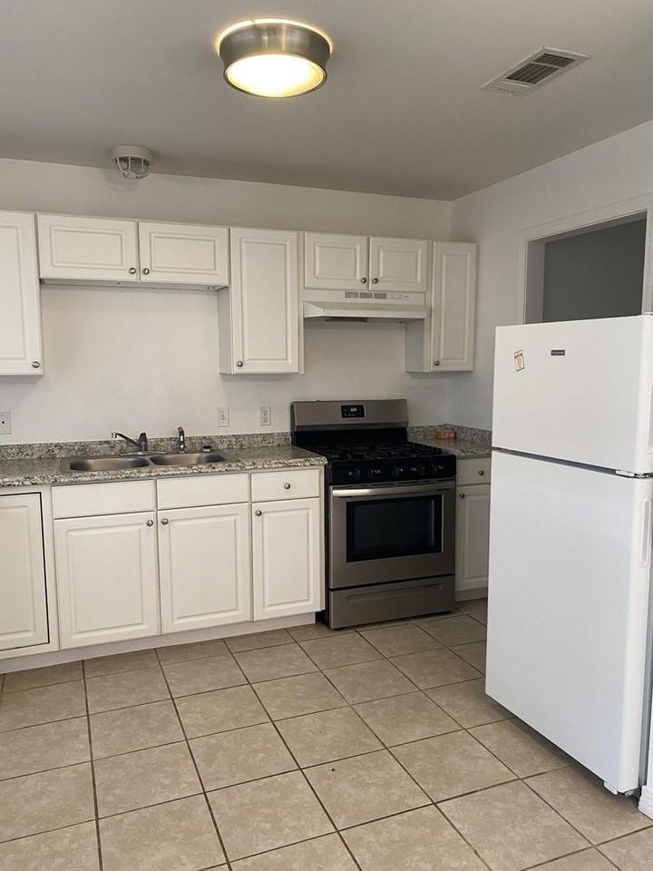 247 W Elm St - Photo 4 of 12