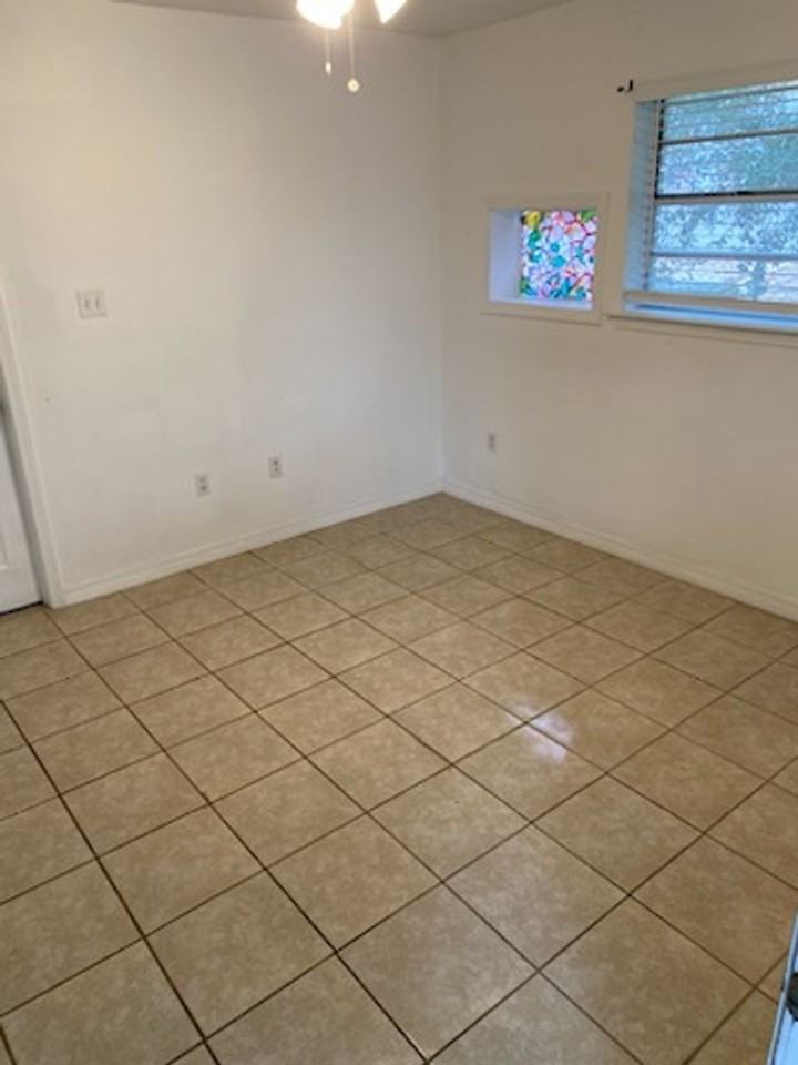 247 W Elm St - Photo 5 of 12