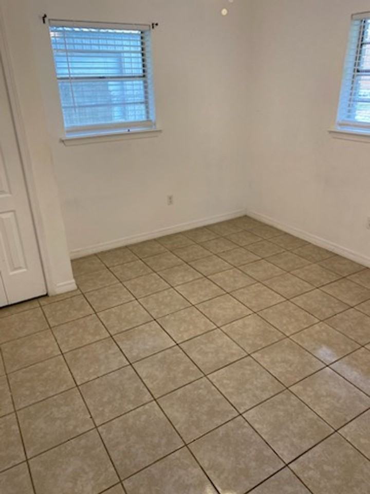 247 W Elm St - Photo 6 of 12