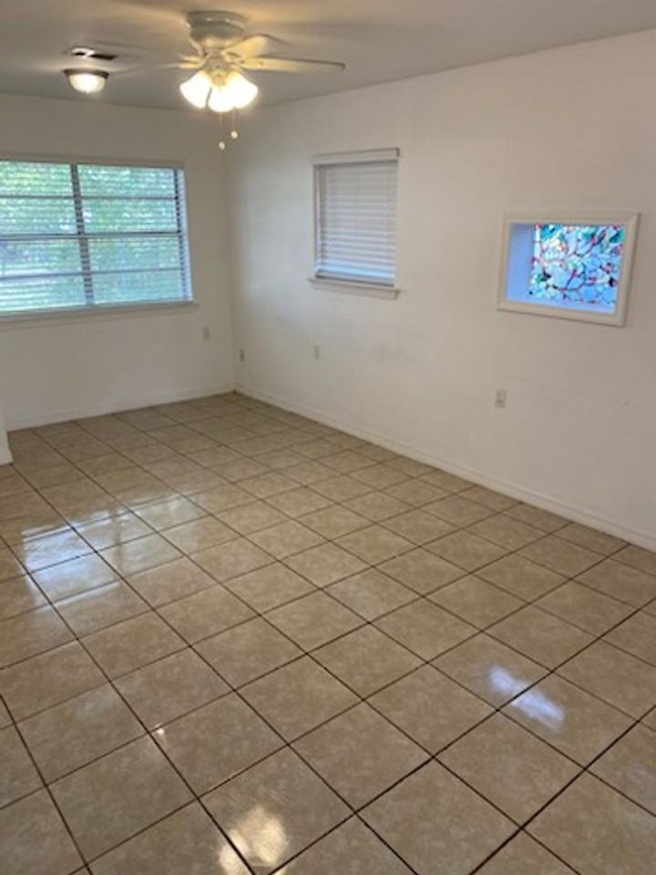 247 W Elm St - Photo 7 of 12