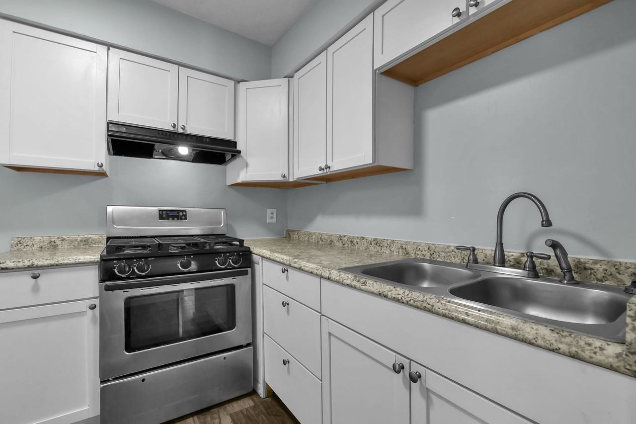 2 & 3 Bedroom Updated Garden Apartments - Photo 6 of 50