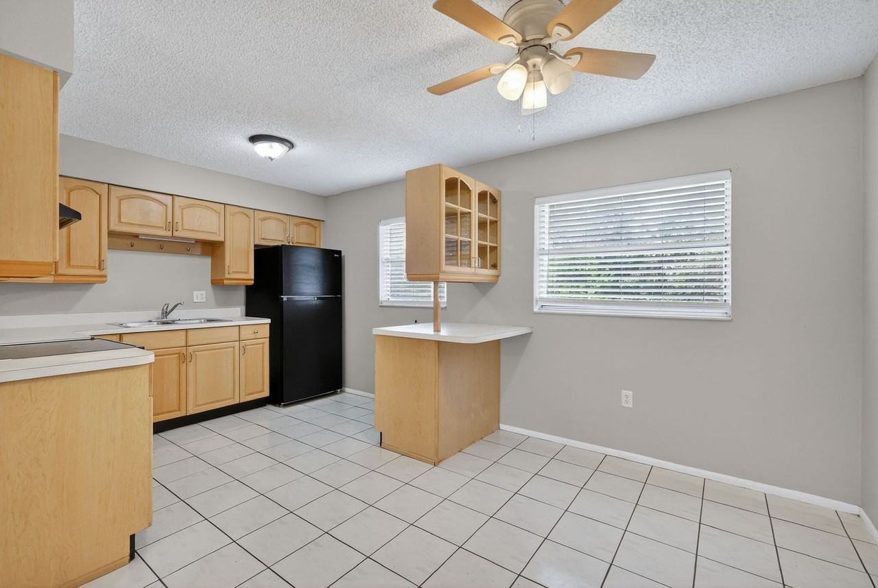 920 Cedar Cir - Photo 7 of 21