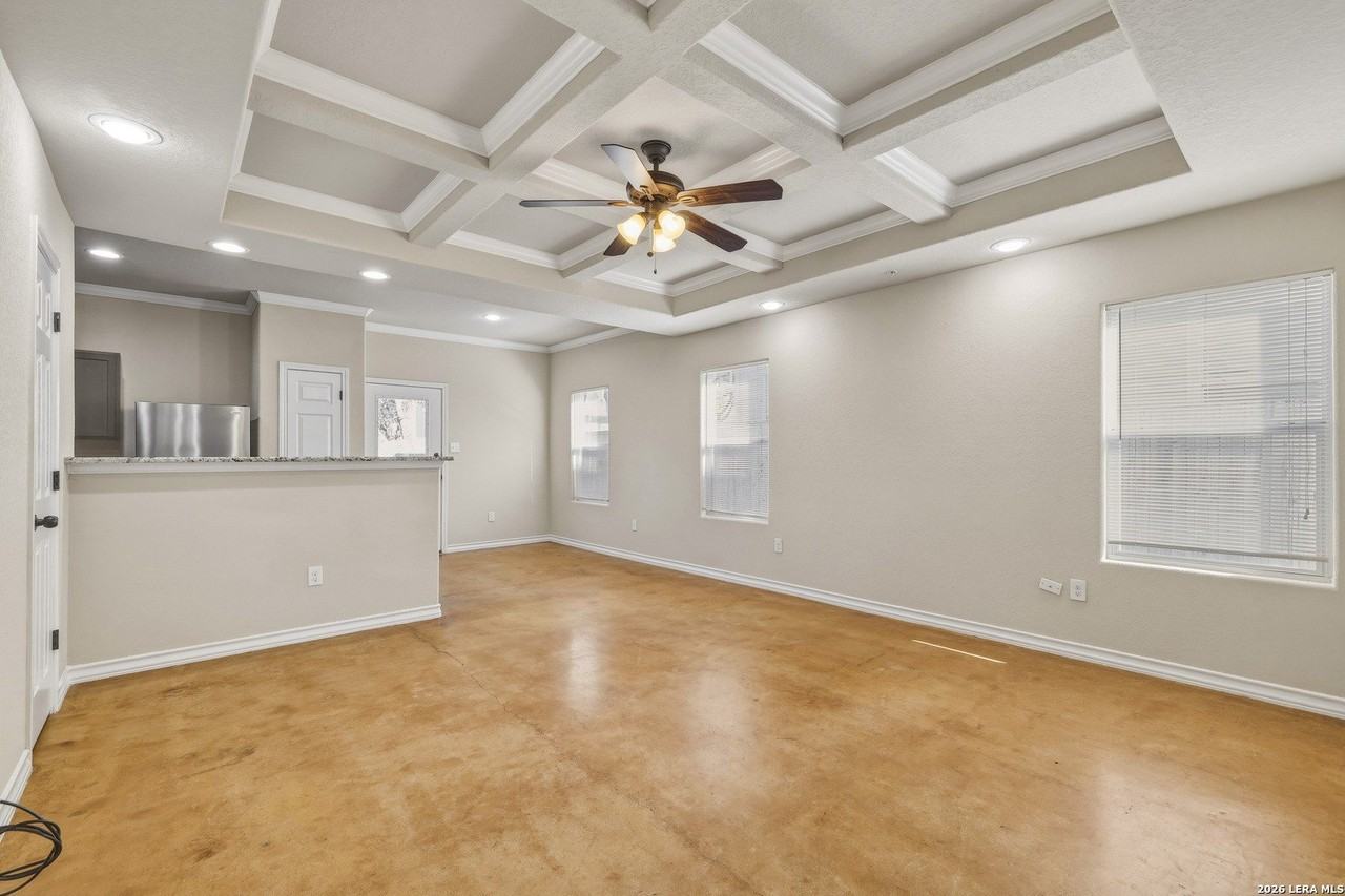 5005 Flipper Dr - Photo 4 of 30